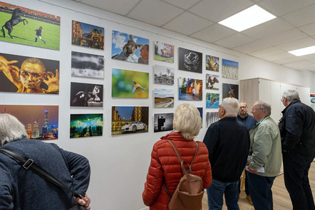 Gäöste bertachten die Fotos im Tourismusbüro